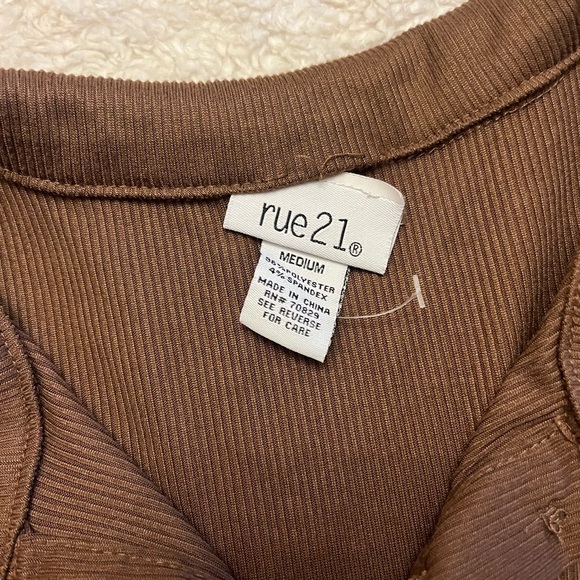 NWT Rue 21 Cropped Button Top - Picture 2 of 6